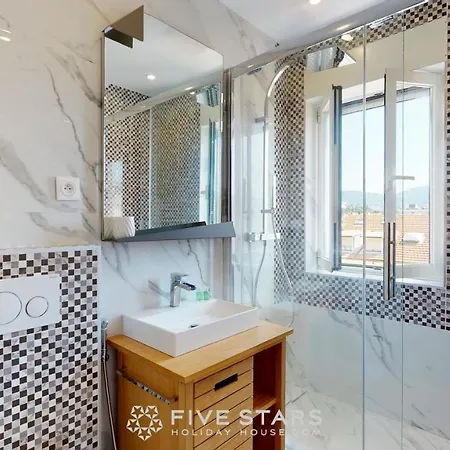 Zhara Five Stars Holiday House - Generale